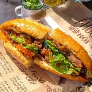 Quán bánh mì cần người phụ bán .