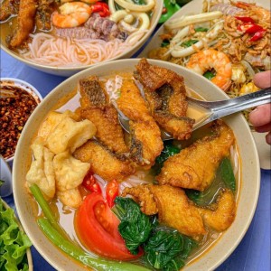 Tuyển Nam Phục Vụ Quán Bún