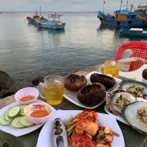 Vựa hải sản tươi sống gần Bến phà Bình Khánh Cần Giờ tuyển nam phụ cân hàng