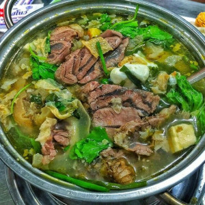 Cần gấp nữ phụ quán lẩu bò , ở quận bình tân , Lương 9 triệu.( Làm bao ăn ở )