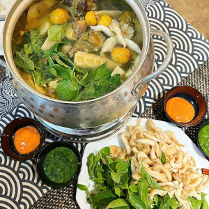 Cần gấp chị phụ quán lẩu gà , ở quận gò vấp , Lương 9 triệu.( Làm bao ăn ở )