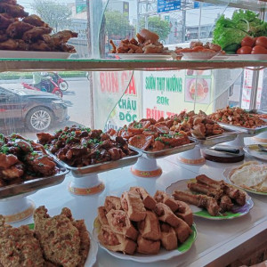 Quán cơm ở quận 5. Cần gấp nam 25 tuổi đổ lại , nữ đủ 16 – 45 tuổi ( bao ăn ở lại )