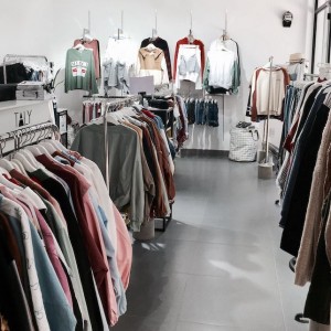 Cần người  phụ bán quần áo, ở bình dương ,thành phố mới .