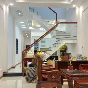 Nhà ở gần Hồ bơi Vân Đồn quận 4 , cần chị giúp việc nhà , Lương 10 tr.