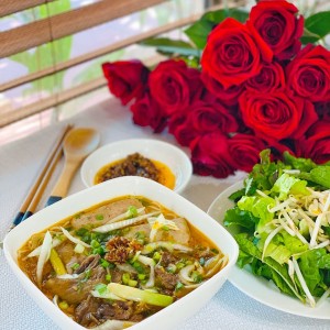 Cần tìm cô giúp việc nhà, ở quận Tân Bình , Lương 10 triệu bao ăn ở .