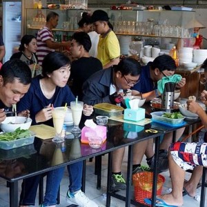 Tuyển cô phụ quán bún riêu (15 bàn) – Tân Bình,Lương 8 triệu, bao ăn ở