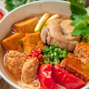 Cần người phụ quán bún riêu cua ở lại Đình Phong Phú- Quận 9