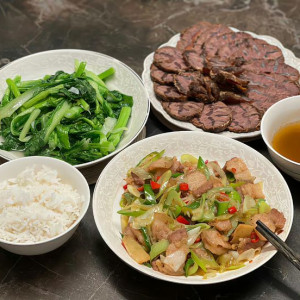 Nhà ở quận 7 cần chị giúp việc nhà  Nhà có 2 người lớn với 2 bé lớp 9 với lớp 4.