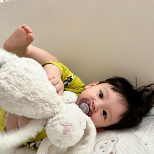 Tuyển chị chăm bé quận 5 lương  13 triệu ( bao ăn ở )