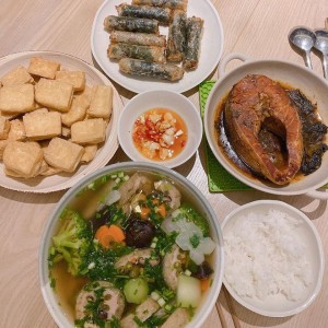 Nhà 1 trệt 1 lầu nhỏ có 3 người ở Thủ Dầu Một, Bình Dương cần người giúp việc nhà.