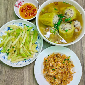 Cần chị chăm bà, nay bà 82 tuổi , nhà ở Giang Cự Vọng quận 12 .