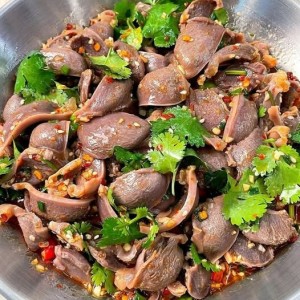 Bà ở nhà 1 mình 60 tuổi minh mẫn,  sức khỏe còn tốt, ở Quận Tân Bình
