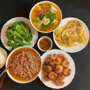 Cần chị chăm bà , bà ở quận 10. Lương khởi điểm 9 triệu ( bao ăn ở )