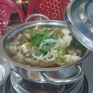 Cần gấp chị phụ quán lẩu bò , ở quận Thủ đức , Lương 9 triệu.( bao ăn ở )