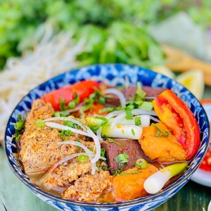 Quán bún riêu nhỏ ở Quận 5 tuyển cô phụ quán