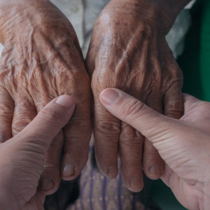 Cần Tuyển Cô chăm bà 80 tuổi ở quận 3