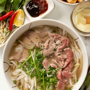 Tiệm phở gà đường Cách Mạng Tháng Tám quận 10 cần người phụ bếp bưng bê lúc cao điểm đông khách ăn sáng và dọn dẹp tô chén