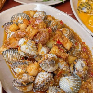 - Cần nam phụ lặt vặt trong bếp ở quán cơm quận 1