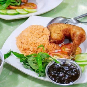 Cần 1 bạn trẻ từ 18 – 30 tuổi phụ quán cơm gà xối mỡ lương 8tr bao ăn ở