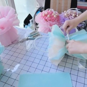 Cần người phụ đóng ( hoa ), ở Tân Bình - Lương 8 tr ( bao ăn ở )