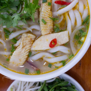 Cần gấp chị phụ quán bánh canh có lóc , ở quận bình thạnh( Làm bao ăn ở )
