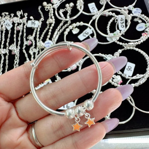 Tiệm bán bạc , trang sức ở Gò Vấp  cần tuyển 1 bạn nữ trẻ đứng quầy.