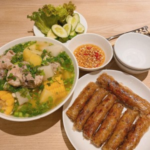 Do không có thời gian quán xuyến nhà cửa nên cần cô giúp việc ở lại.