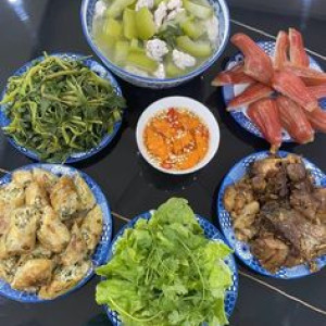 Nhà em ở Quận 7 , nhà 1 trệt 1 lầu, có 2 vợ chồng và bé 8 tuổi đã đi học lương 10tr