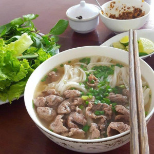 Cần tuyển 1 nam làm ca đên trực quán phở ở quận 1 ( bao ăn ở lại)