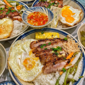 Đang cần 2 chị phụ quán cơm ở quận Bình Thạnh ( bao ăn ở )