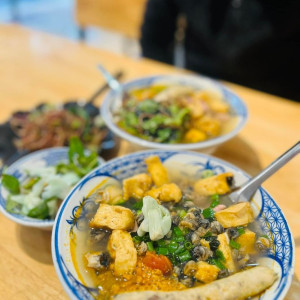 Cần chị phụ quán ăn ở Gò Vấp , lương 10 triệu ( bao ăn ở )