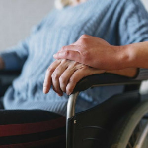 Tìm Người Giúp Việc Chăm Sóc Bà Khu Vực Phú nhuận , Lương 12 triệu ( bao ăn ở )