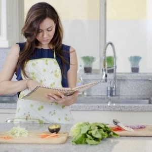 Cần Tuyển Nữ Phụ Bếp Bao Ăn Ở Quận Bình Tân