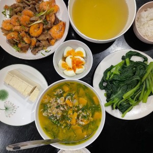 CẦN CÔ NẤU ĂN CHO NHÂN VIÊN