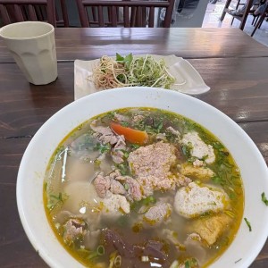 Tìm 2 người phụ quán bún riêu ở quận 2 ( 2 chi nhánh )