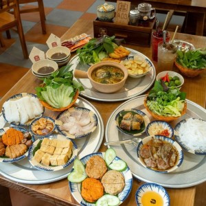 Quán bún đậu mắm tôm - quận 9  cần tuyển phụ quán lương 9tr