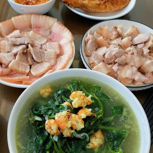 Nhà mình ở Quận 4, cần 1 cô giúp việc nhà ở lại.