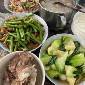 Bà em 96 tuổi nằm một chỗ, cần cô về chăm bà và làm các công việc liên quan đến bà.