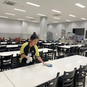 Cần cô làm tạp vụ nhà hàng đi về ở sân bay Tân Sơn Nhất