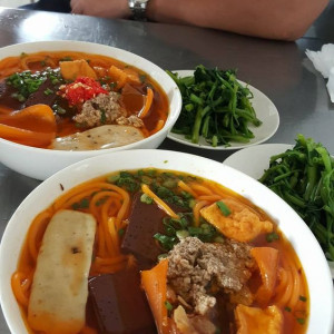 Cần chị làm phụ quán bún riêu , nhà ở quận 7 ( bao ăn ở )