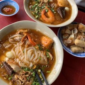 Lương 9tr cần nhân viên phụ quán bánh canh cua