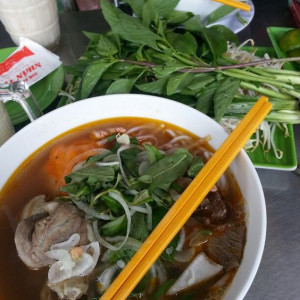 Cần 2 bạn nữ Phụ quán bún bò , nữ đủ 16 – 45 tuổi ( bao ăn ở lại )