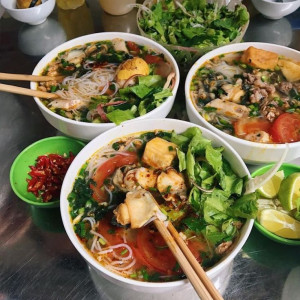 Cần gấp nam 30 tuổi đổ lại , nữ đủ 16 – 45 tuổi ( bao ăn ở lại )  Làm công việc Phụ quán, bưng bê, dọn dẹp.