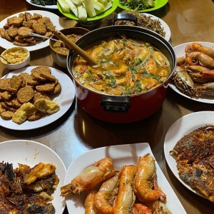 Gia đình mình cần tìm cô nấu ăn ngon, biết chuẩn bị bữa cơm gia đình 5 người. Nhà ở quận 3 , Lương khởi điểm 9 triệu ( bao ăn ở ).