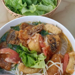 Cần Nam Phục Vụ Quán Bún Cá Ở Vinhome Quận 9