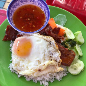 Cần gấp 1 người, cv: phục vụ quán cơm , ở quận 3