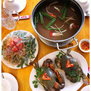 Phụ quán lẩu cua