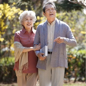 Ông 75 tuổi sau phẫu thuật chân, đi lại chậm cần cô về chăm lo ở Bình Dương
