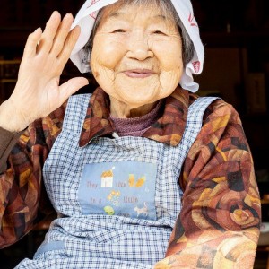 Bà 91 tuổi bị lẫn do tuổi già tại đường Cây Trâm, Gò Vấp tìm người về chăm sóc