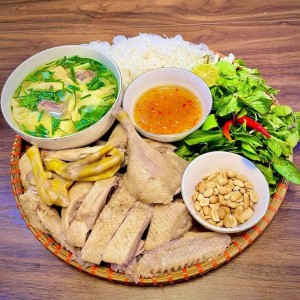 CẦN TUYỂN GIÚP VIỆC NHÀ   ở quận 4,Lương 12 triệu ( bao ăn ở )